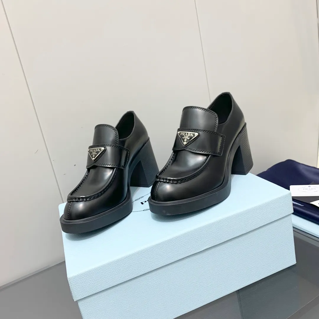 👟👟Ex-factory price p520👟👟, 👟👟Ex-factory price prada Prada 2022 autumn and winter high-heeled loafers, classic triangular logo loafers, high-heeled style. The slightly wide shoe shape is matched with the thick high-heeled shape, which is very coordinated and does not feel clumsy at all. Moreover, the one-piece sole is as comfortable as a sports shoe. You can immediately increase your height by 7.5cm after wearing it. A must-have item that combines both beauty and comfort! The upper is made of imported cowhide (open-edge beaded cowhide, cow patent leather) and the lining is lambskin!